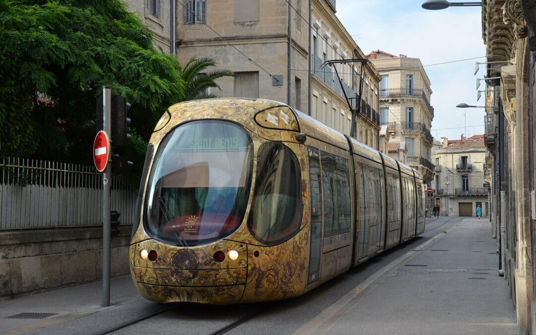 Schedules and destinations of the streetcar L4 at the foot of the apartment